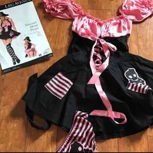 Sexy treasure hunt pirate costume